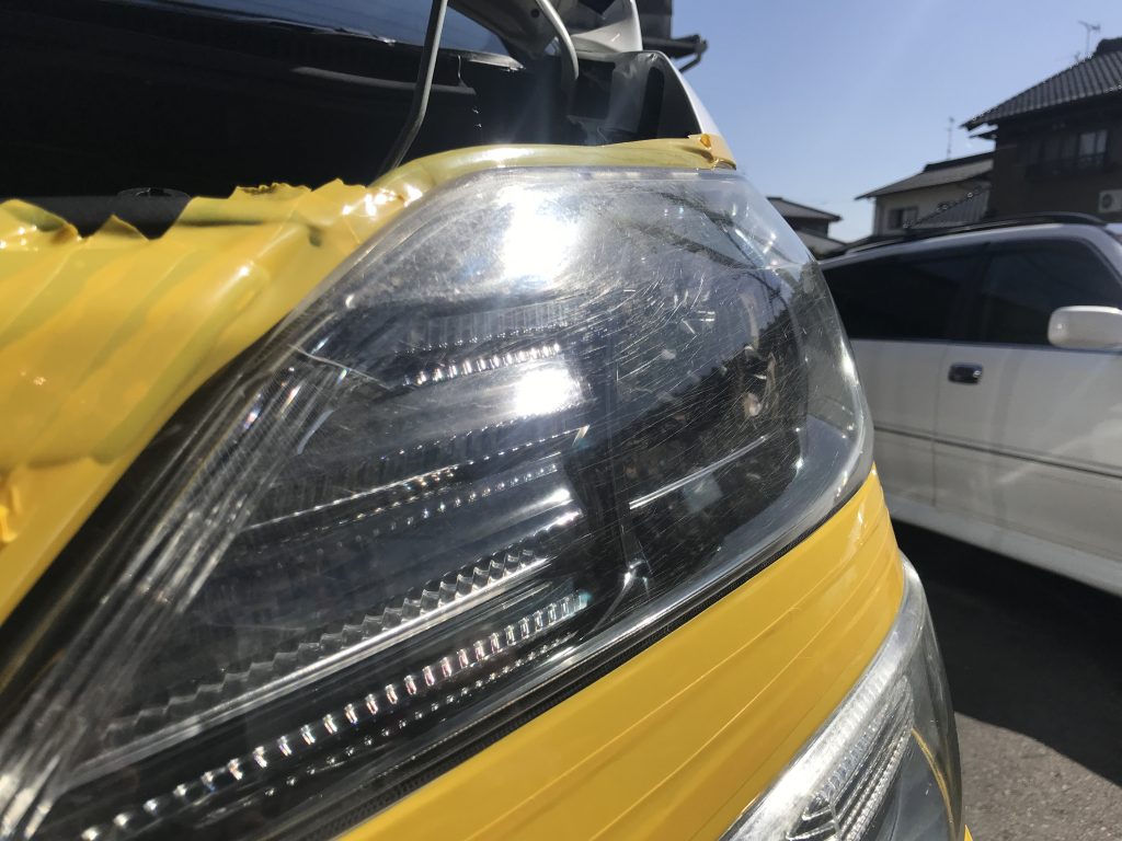 トヨタ　ヴェルファイア　ヘッドライト傷が多数　ドリームコート施工前　