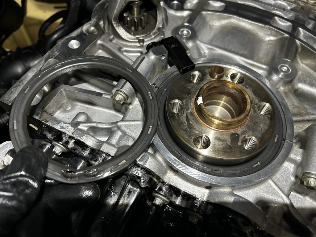 BMW　BMW修理　輸入車修理　オイル漏れ　F11　F10　５シリーズ
AVARTH　岐阜　愛知　三重　静岡
AT脱着　ミッション脱着　リヤシール交換　エンジンリヤシール　ｸﾗﾝｸシール