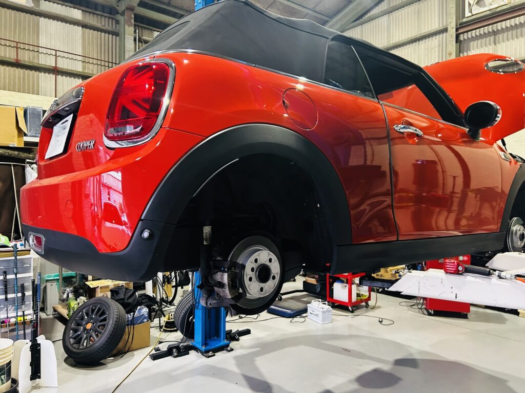 BMW MINI F57 クーパー アブソーバ交換 岐阜県 岐阜市 岐南町 各務原市 大垣市 一宮市 名古屋 愛知 滋賀 豊橋 AVARTH MINI修理 オイル交換 タイヤ交換