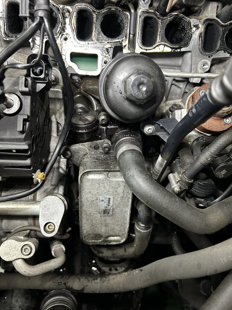 AVARTH 岐阜 岐南町 岐阜BMW BMW修理 輸入車修理 F30 オイル漏れ修理 フィルターハウジング 大垣 一宮 各務原 名古屋 岡崎 三河 煤洗浄 アンダーカバー 漏れ箇所