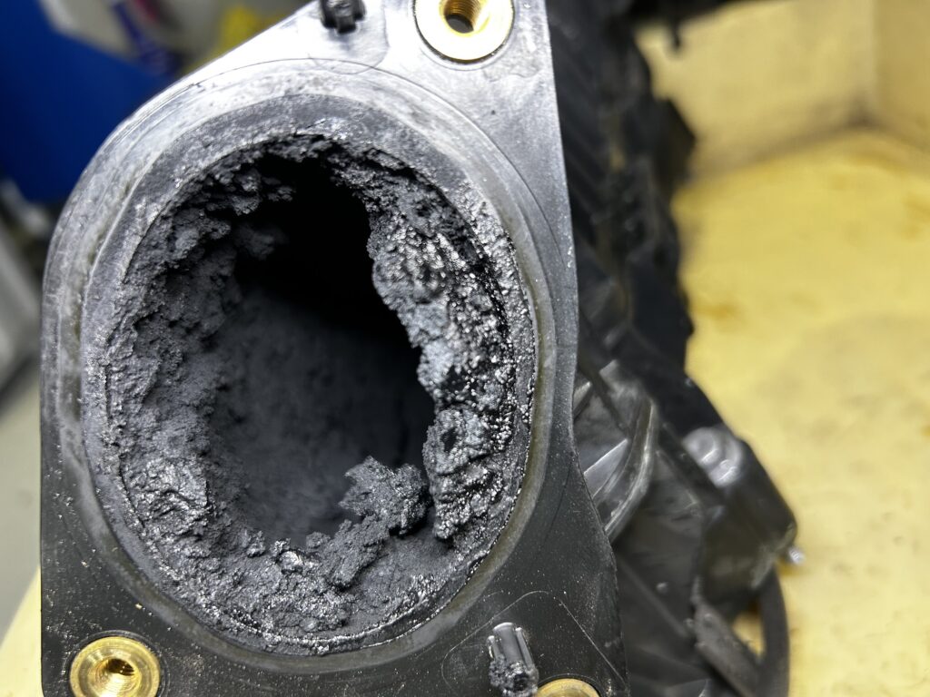 岐阜 AVARTH BMW F30 3シリーズ EGR流量異常 煤洗浄 岐阜BMW 岐南町 大垣 一宮 各務原 岡崎 三河 インマニ 煤 インマニ煤