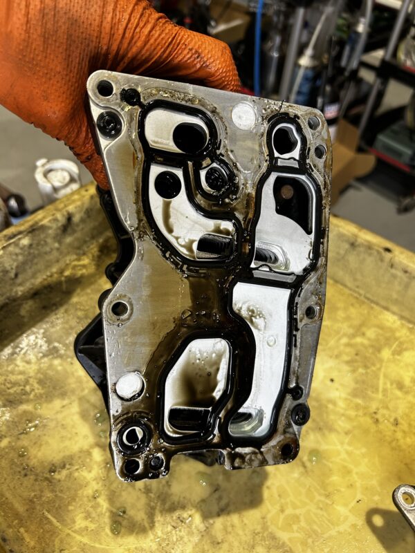 AVARTH 岐阜 岐南町 岐阜BMW BMW修理 輸入車修理 F30 オイル漏れ修理 フィルターハウジング 大垣 一宮 各務原 名古屋 岡崎 三河 煤洗浄 アンダーカバー パッキン不良