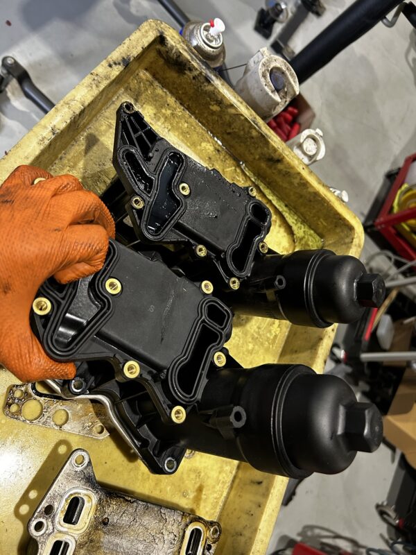 AVARTH 岐阜 岐南町 岐阜BMW BMW修理 輸入車修理 F30 オイル漏れ修理 フィルターハウジング 大垣 一宮 各務原 名古屋 岡崎 三河 煤洗浄 アンダーカバー 優良品